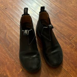 Kids blundstones worn by one kiddo. Size 3 AU, more like a US 4 to 5.